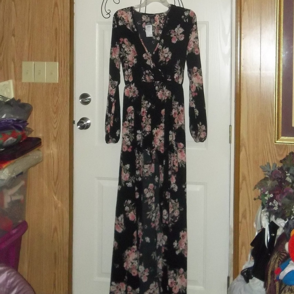BNWT Floral Roses Jumpsuit Romper Dress 1 Piece